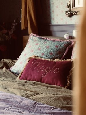 Burgundy velvet kussen met franjeband