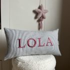 Kussen Lola met donkerblauw streepje