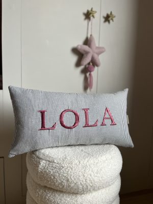 Kussen Lola met donkerblauw streepje